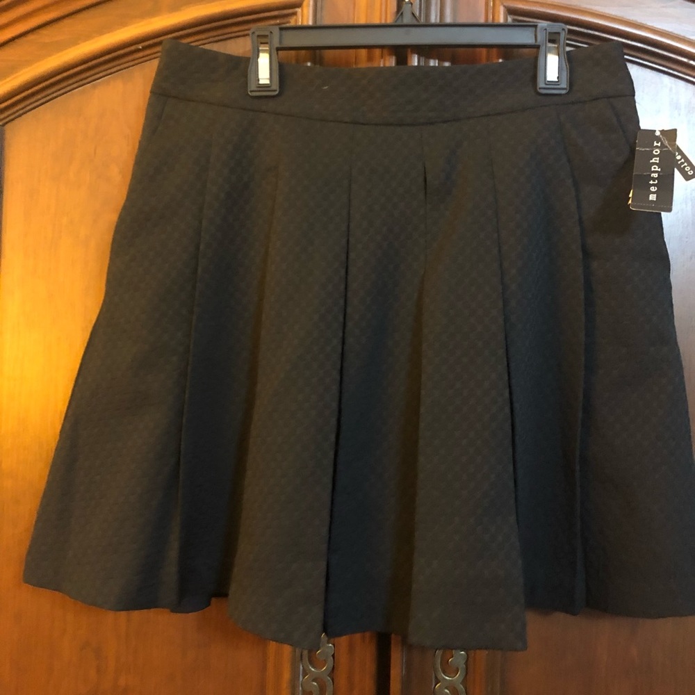 Metaphor pleated skirt